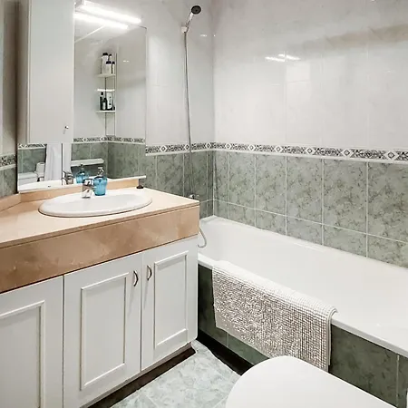 2 Bedroom Lovely In Apartment *